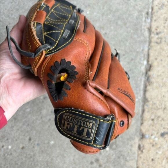 Wilson EZ Catch T-Ball RHT Baseball Glove - Picture 7 of 7